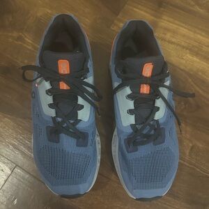 Men’s size 7 On Cloudstratus